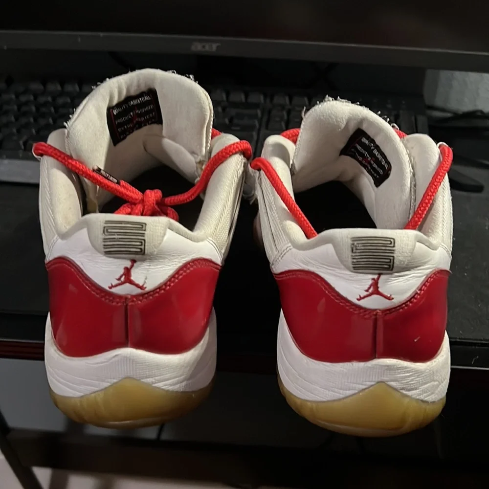 Jordan 11 Cherry Low (2015) - Picture 3 of 10